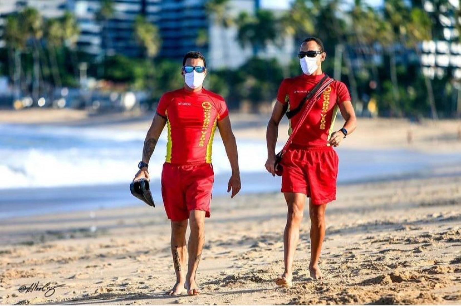 Bombeiros garantem a segurança de banhistas na retomada do turismo em Alagoas