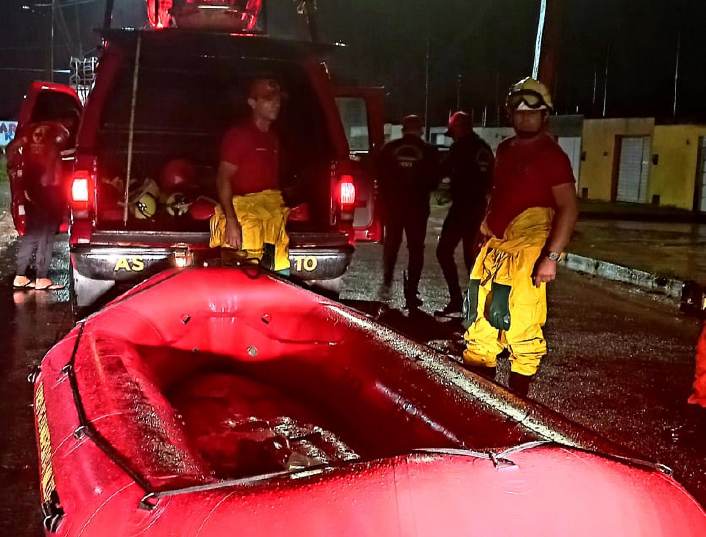 Corpo de Bombeiros registra 11 ocorrências e mais de 100 pessoas retiradas de área de risco por causa das chuvas em Alagoas